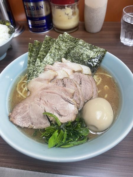 「特製ラーメン中トッピングチャーシュー」@横浜家系らーめん 武蔵家 川口店の写真