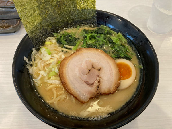 「醤油豚骨ラーメン＋ほうれん草」@横浜家系ラーメン ゴル家 長津田店の写真