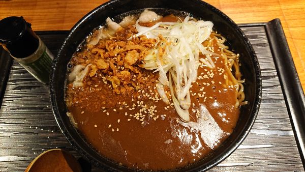 「肉タンタンカレー（そば）　９００円」@煉 神田店の写真