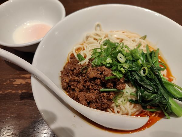 「成都式汁なし担々麺＋温玉」@六坊担担面の写真