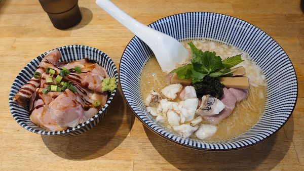「濃厚真鯛そば 900円 + チャーシュー丼 450円」@寿製麺よしかわ 坂戸店の写真