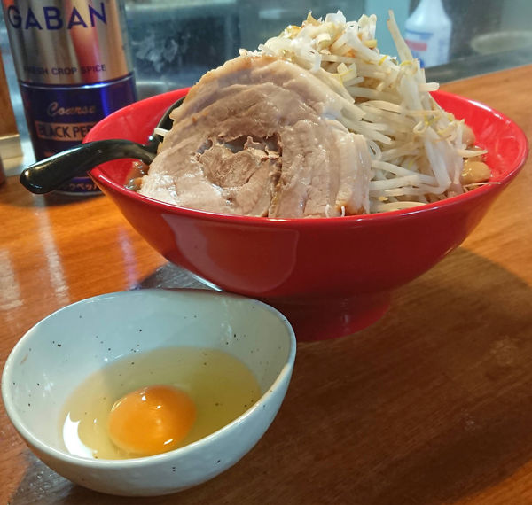 「大ラーメン豚1枚(ヤサイマシニンニクアブラネギ)＋生たまご」@麺屋 もりのの写真