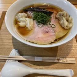 ワンタン入り醤油チャーシュー麺