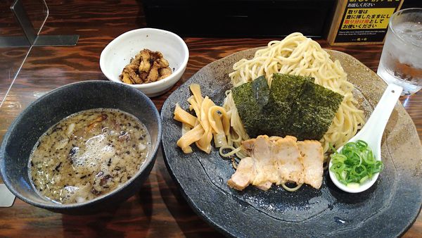 「つけ麺もつ大盛にもつトッピング」@龍の家 新宿小滝橋通り店の写真