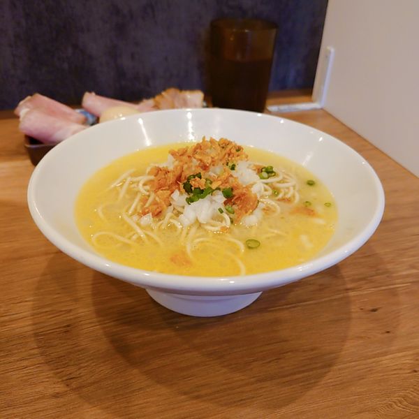 「黒さつま鶏の白湯＋肉皿・味玉1650円」@煮干拉麺 小烏丸 問屋町店の写真