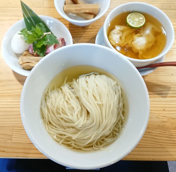 「濃厚清湯 白醤油つけ麺＋メンマ皿＋ハートランド×2」@自家製麺 くろ松の写真