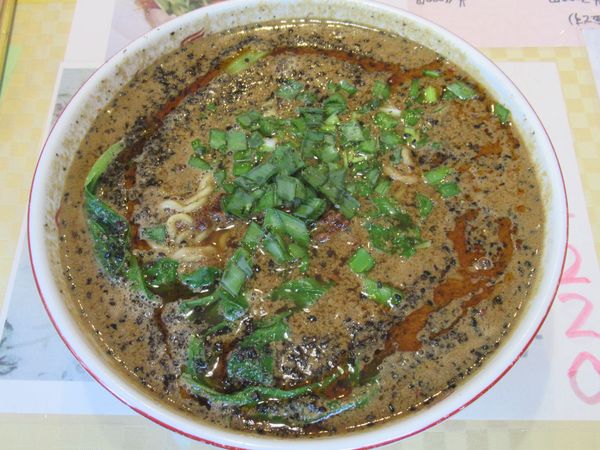 「黒ゴマ担々麺（880円）」@中国料理 龍の写真