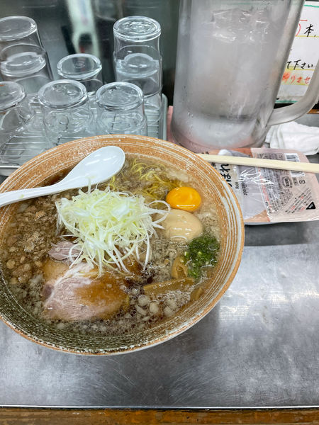 「ハイパー覆麺醤油背脂」@覆麺 智の写真