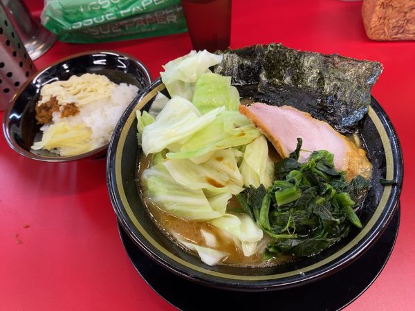 「ラーメン＋キャベツ＋半ライス」@IEKEI_TOKYO 王道家直系の写真