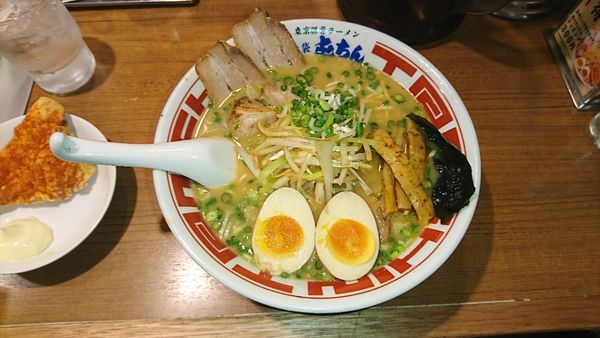 「東京豚骨得入りラーメン(大盛り無料)1050円」@屯ちん 池袋本店の写真