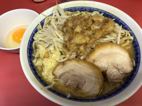 「小ラーメン(ニンニク、アブラ)+生たまご 800円」@ラーメン二郎 桜台駅前店の写真