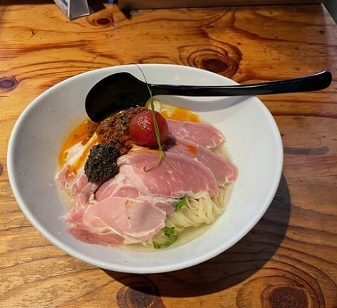 「透明トマト出汁のW醤そば 自家製パンチェッタ乗せ　肉増し」@麺場 浜虎 横浜店の写真