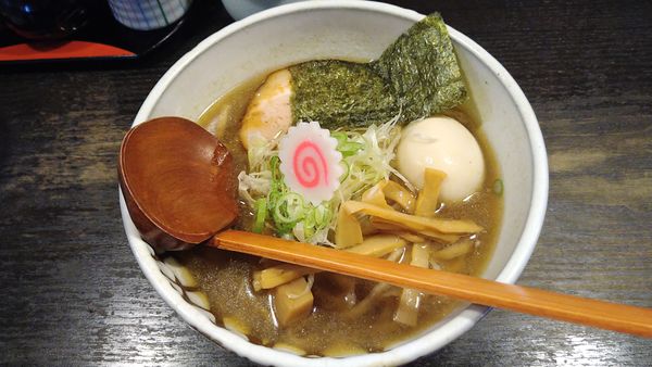 「中華そば醤油(魚風味)平打ち麺¥750+煮玉子¥130-」@中華そば 花菱の写真