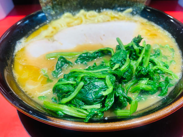 「並ラーメン750円ほうれん草200円」@横浜ラーメン 真砂家の写真