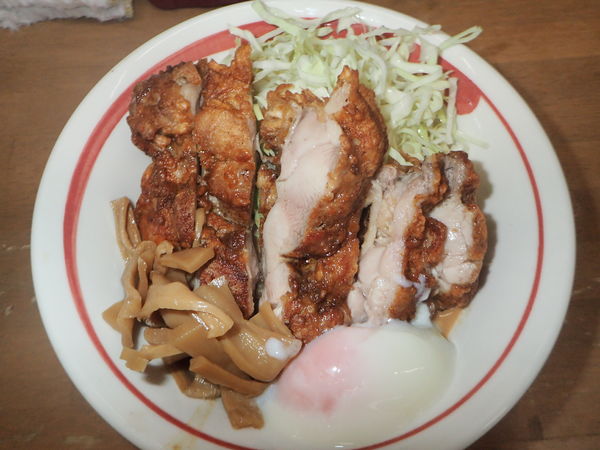 「ピリ辛胡麻たれ冷やし ドンと唐揚げ乗せＢ」@MENYA 食い味の道有楽の写真