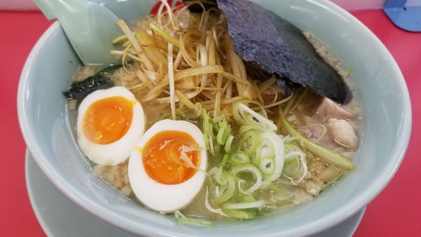 「塩ネギラーメン　味玉トッピング　背脂変更」@山岡家 松本店の写真