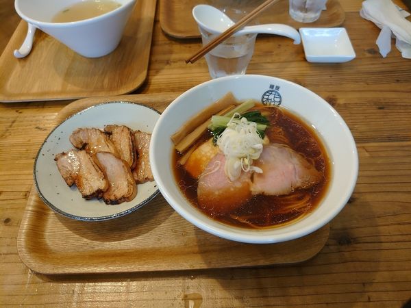 「丸鶏醤油+あぶりチャーシュー」@麺屋 花枇の写真