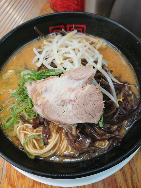 「味噌らーめん 麺かため ＋ きくらげ」@博多天神 渋谷南口店の写真