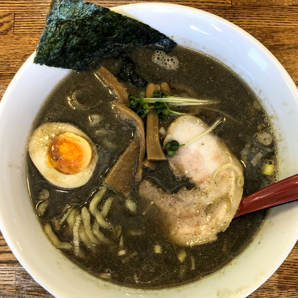 「煮干し醤油らーめん780円追い煮干し50円」@らーめん一芯の写真