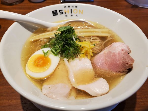 「土佐ゆず塩らーめん・全粒粉麺・焼豚/柔らか鶏むね肉」@淡麗拉麺 志おん-shion-の写真