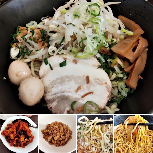 「冷やし油そば＋食べる辣油＋フライドオニオン＝770円」@東京油そば 入谷とんちん軒の写真