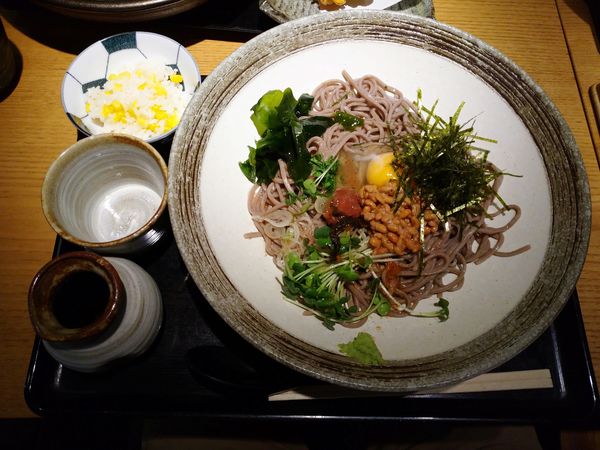 「梅紫蘇と納豆のおそば 生卵添え（1,200円）」@蕎麦ダイニング尚禅の写真
