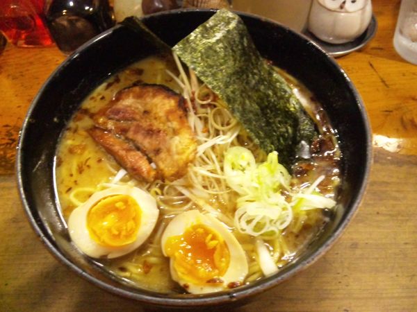 「醤油とんこつらーめん（+白髪ネギ）」@とんがら亭 東大和店の写真