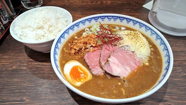「【数量限定】スパイシービーフカレーラーメン＋ライス大」@味噌ラーメン 雪ぐにの写真