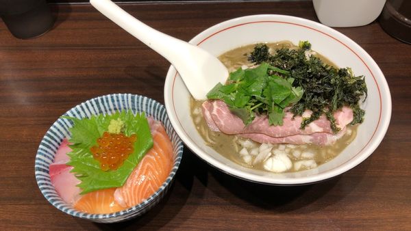 「濃厚煮干しそば¥880、海鮮丼¥500」@寿製麺 よしかわ 西台駅前店の写真
