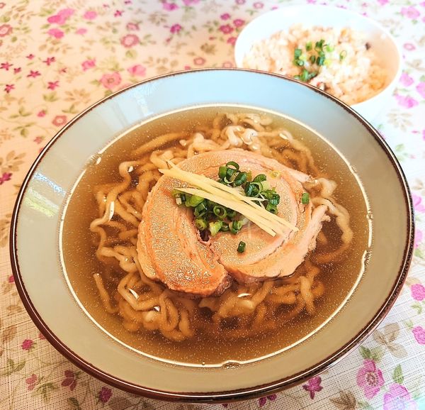 「三枚肉そば(中)ちぢれ麺」@にいまそばの写真