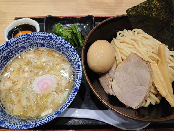 「海老つけめん小+味玉、ほうれん草(950円)」@舎鈴 川越西口店の写真