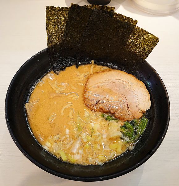 「醤油豚骨」@ゴル家 伊勢佐木モール店の写真