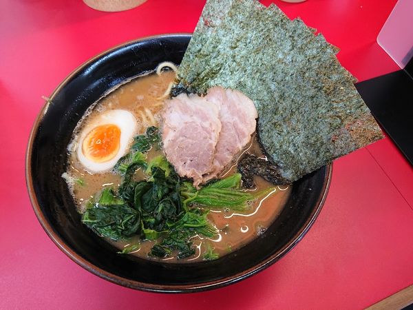 「特選ラーメン並(少な目)」@横浜ラーメン 山本家の写真