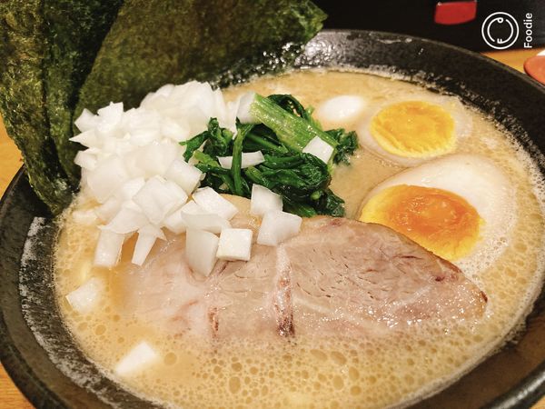 「醤油豚骨＋味玉」@横浜家系ラーメン こんばの写真