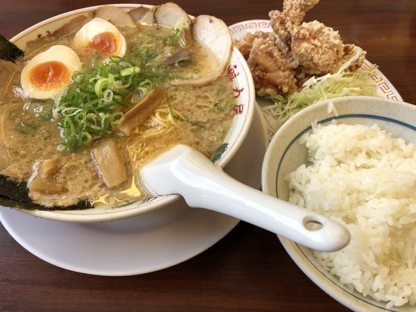 「コク旨醤油ラーメン唐揚げ定食大盛」@ラーメン 魁力屋 川崎新城店の写真
