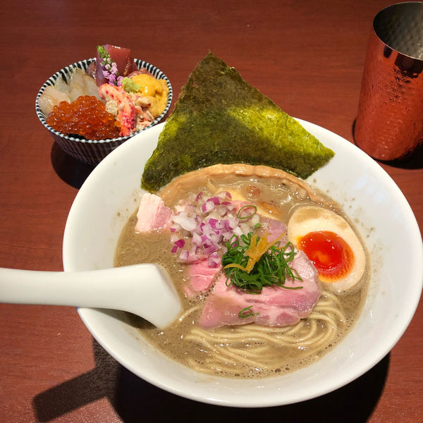 「濃厚煮干し中華そばと海鮮丼」@酒肴場 屯の写真