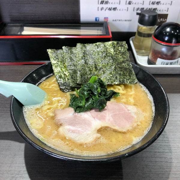 「醤油とんこつらーめん、太麺、中盛、海苔増し」@らーめん家 せんだい 和田町店の写真