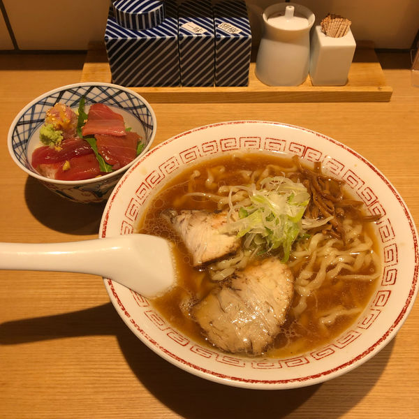 「醤油らーめん、天然大トロ漬け丼」@きたかた食堂の写真
