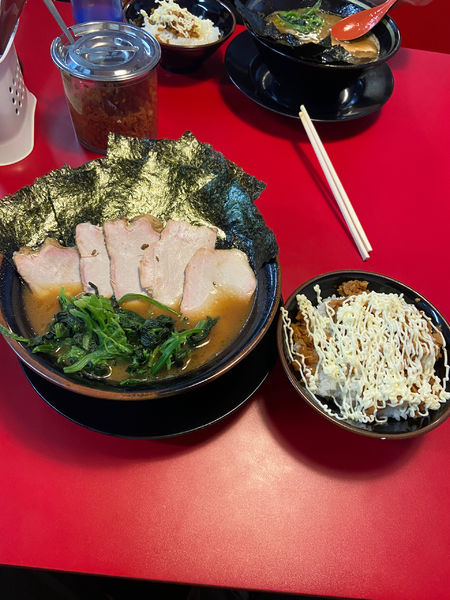 「チャーシューメン5枚中盛　海苔青菜　固め多め」@家系ラーメン 王道家の写真