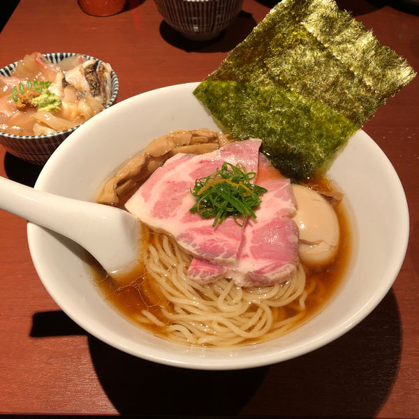 「冷やし煮干し中華そばと海鮮丼」@酒肴場 屯の写真