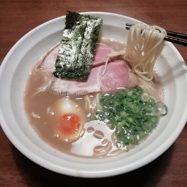 「濃厚豚骨ラーメン（730円）」@かなで食堂の写真