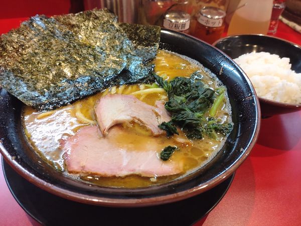 「ラーメン中盛　ライス」@家系ラーメン たつ家の写真