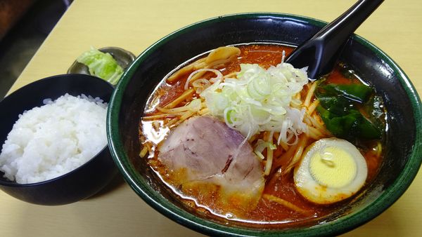 「鉄火麺900円半ライス100円」@味源 河辺店の写真