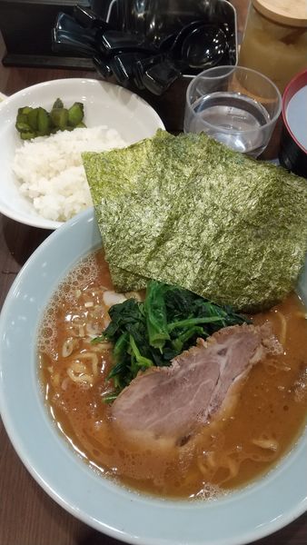 「らーめん（全部ふつう）780円、半ライス50円」@横浜家系らーめん侍 渋谷本店の写真