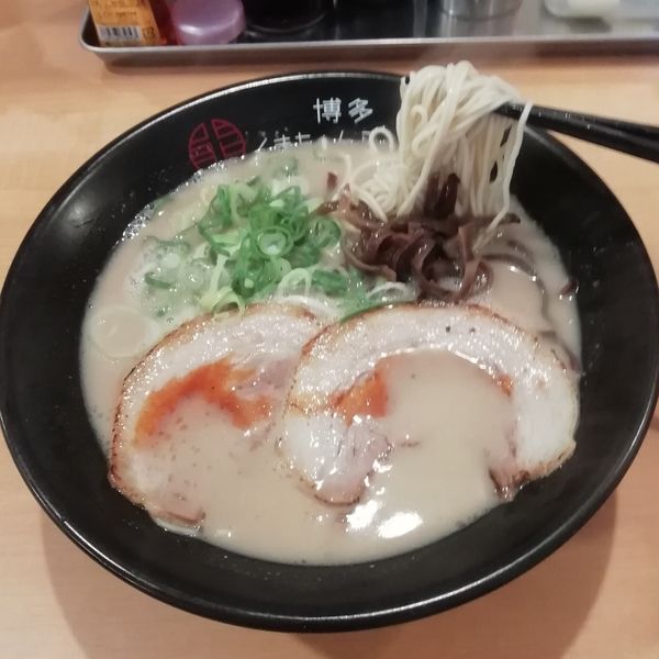 「クリーミーとんこつ（650円）」@博多くまちゃんらぁめん 春日店の写真