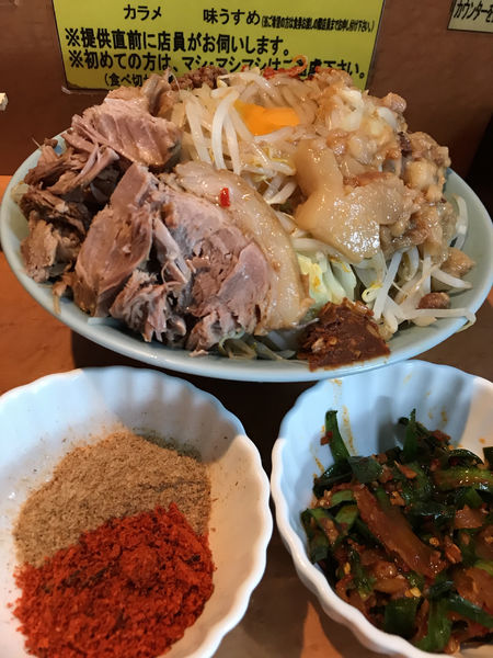 「汁なし中　ニラキムチ　魚粉ブーストパウダー」@立川マシマシ ロイヤルスープの写真