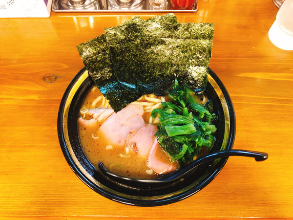 「ラーメン並(固め濃いめ少なめ)」@ラーメンとむのの写真