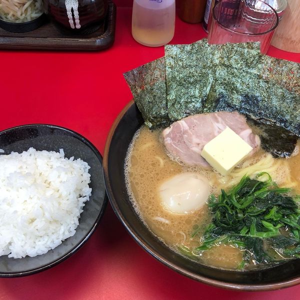 「ラーメン（並）バター、味玉」@横浜ラーメン 山本家の写真