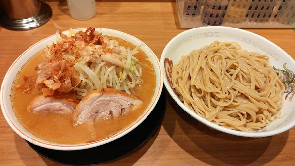「麺増し・大・つけ麺（ショウガマシマシヤサイアブラアレ）」@豚山 上野店の写真