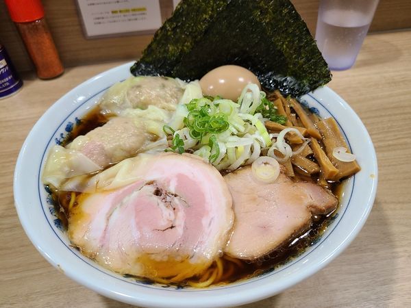 「ラーメン　三段　ワンタン」@覆めん 花木の写真